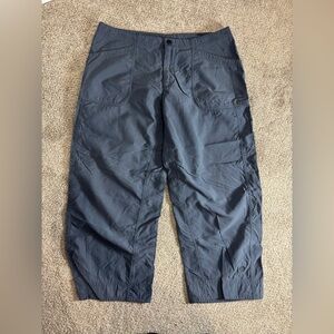Mountain Hardwear Nylon Capri Hiking Pants Size 10 Outdoor climbing adventure